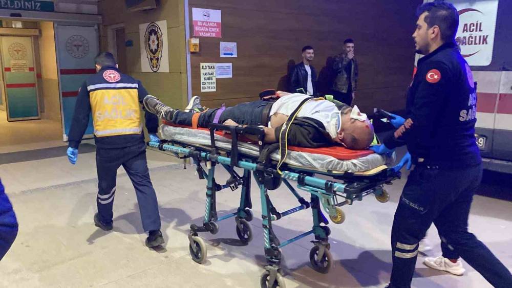 Kamyonun kasasından d&uuml;şen iş&ccedil;i yaralandı
