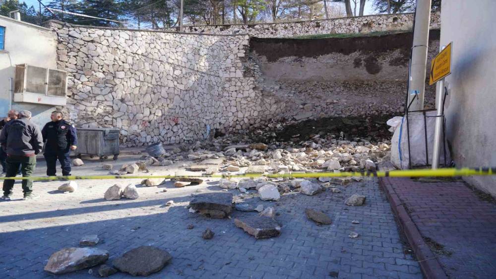 Niğde Kalesi&rsquo;nde &ccedil;&ouml;ken istinat duvarının molozu kaldırılıyor
