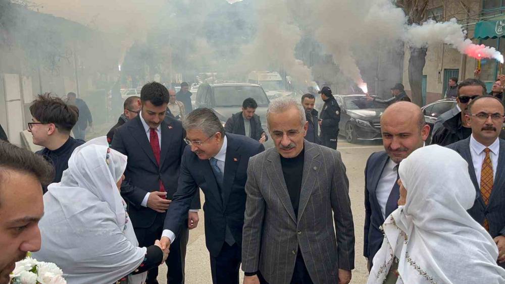 Bakan Uraloğlu: "İnşallah &ouml;n&uuml;m&uuml;zdeki sene de her şeyle beraber bu yolu bitireceğiz"
