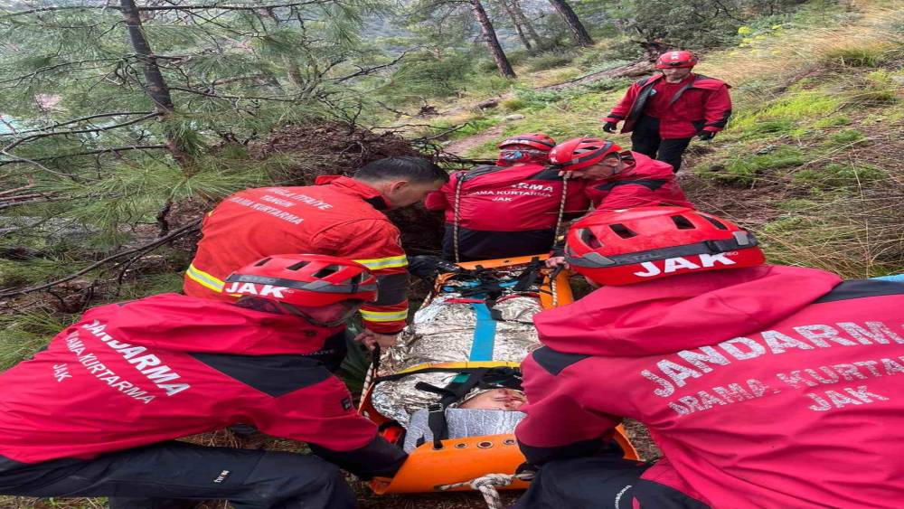 Kabak Koyu&rsquo;nda kayalıklardan d&uuml;şen gen&ccedil; kurtarıldı
