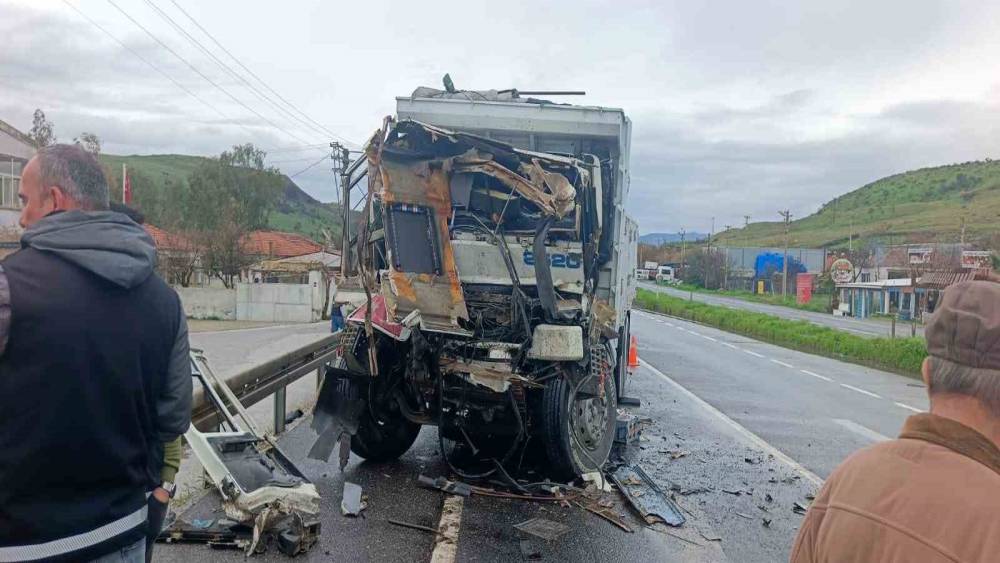 İzmir&rsquo;de belediye kamyonuna arkadan &ccedil;arpan s&uuml;r&uuml;c&uuml; hayatını kaybetti
