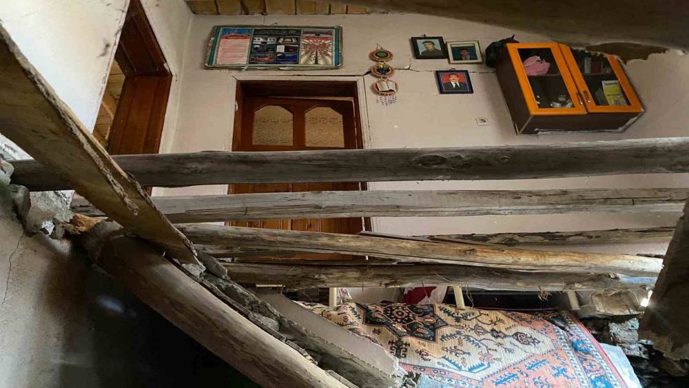 &Ccedil;atak&rsquo;ta 2 katlı evin toprak damı &ccedil;&ouml;kt&uuml;
