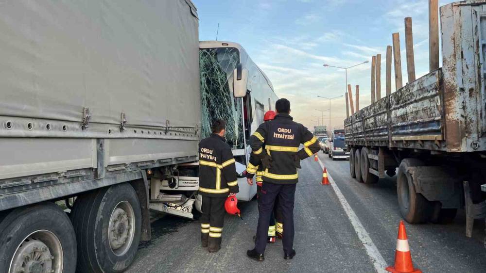 Ordu&rsquo;da yolcu otob&uuml;s&uuml; ile tır &ccedil;arpıştı: 4 yaralı
