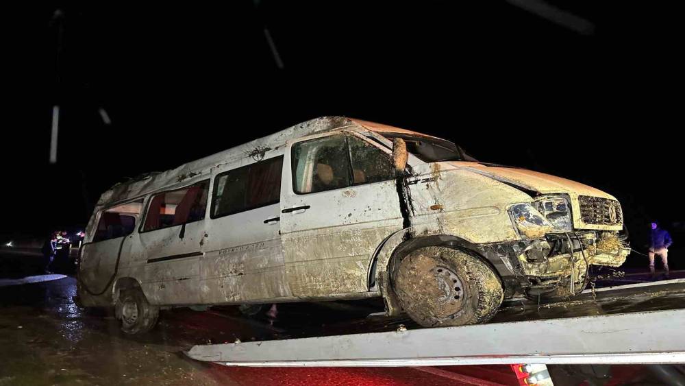 İş&ccedil;i servisi şarampole devrildi: 17 yaralı
