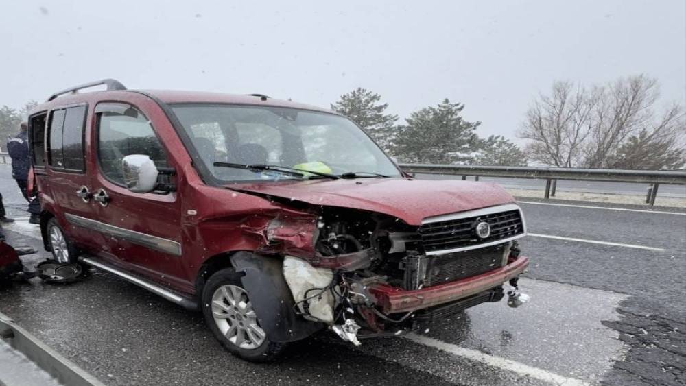Uşak&rsquo;ta hafif ticari aracın bariyere &ccedil;arpması sonucu 6 kişi yaralandı
