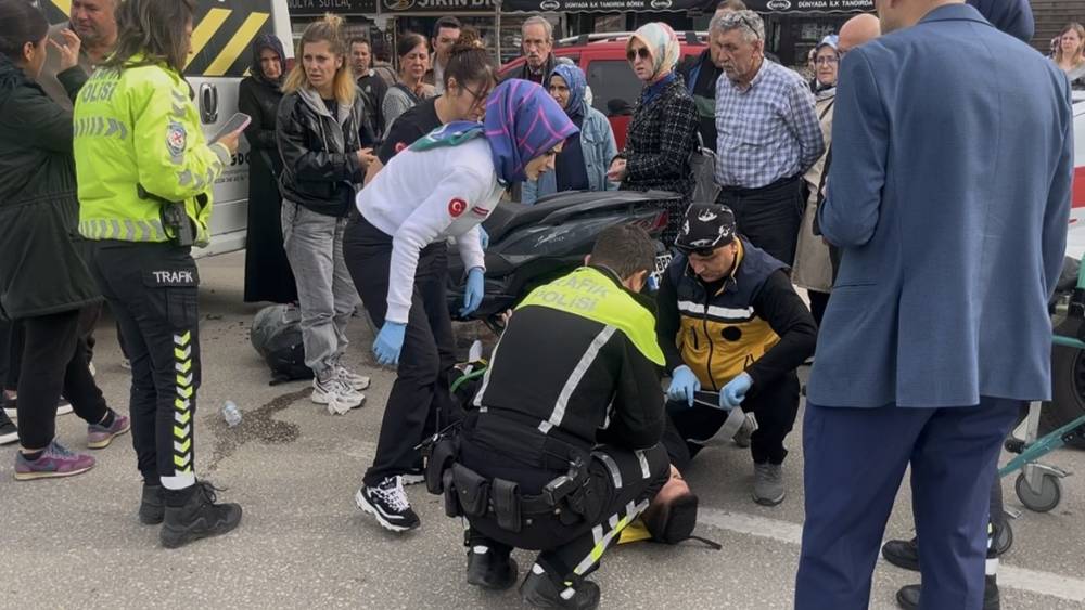 Bursa&rsquo;da iş&ccedil;i servisine motosiklet &ccedil;arptı: 2 yaralı
