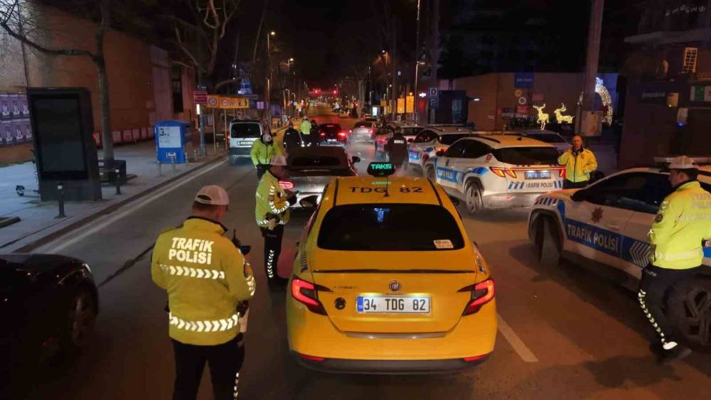 Kadık&ouml;y&rsquo;de alkol denetimi: Alkoll&uuml; s&uuml;r&uuml;c&uuml;lere ge&ccedil;it yok
