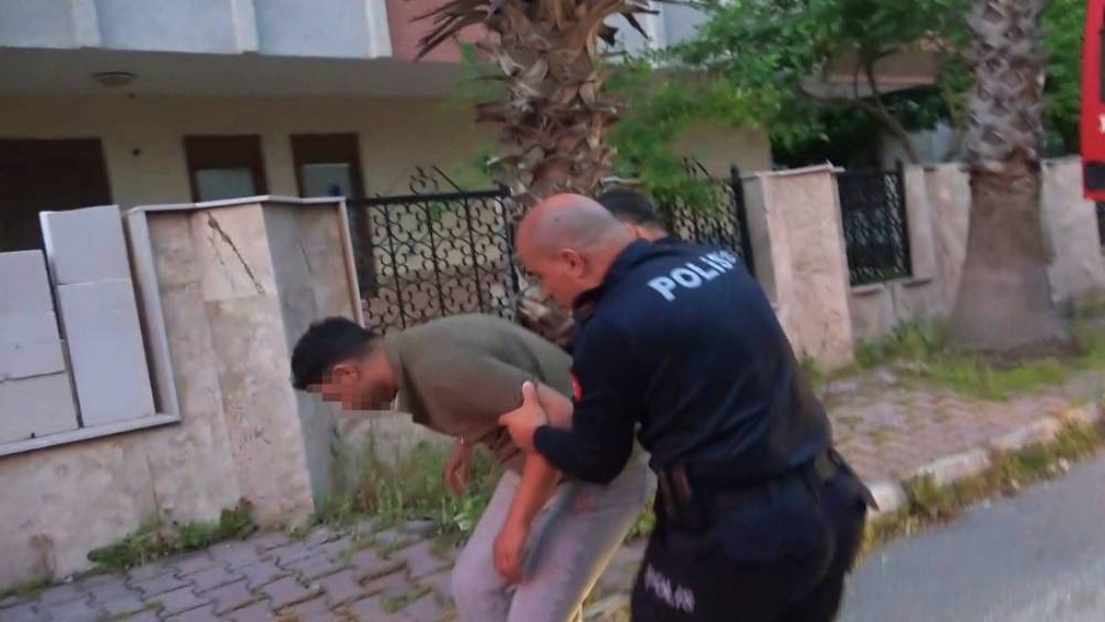 Bunalıma girip evini yakan genci ekipler kurtardı
