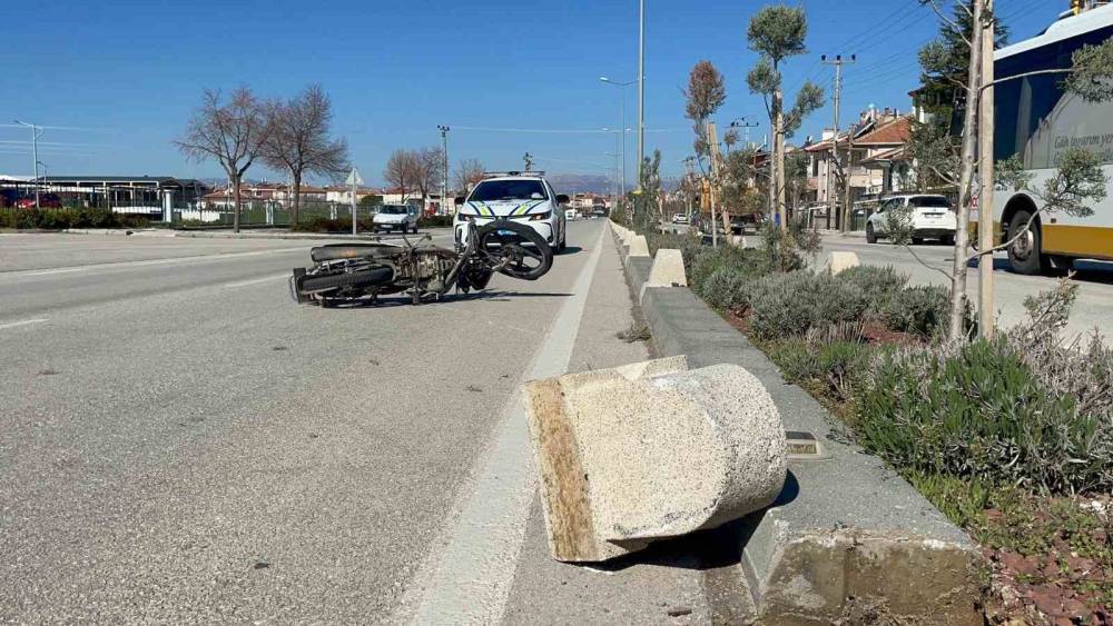 Otomobille &ccedil;arpışan motosiklet karşı şeride s&uuml;r&uuml;klendi: 1 yaralı

