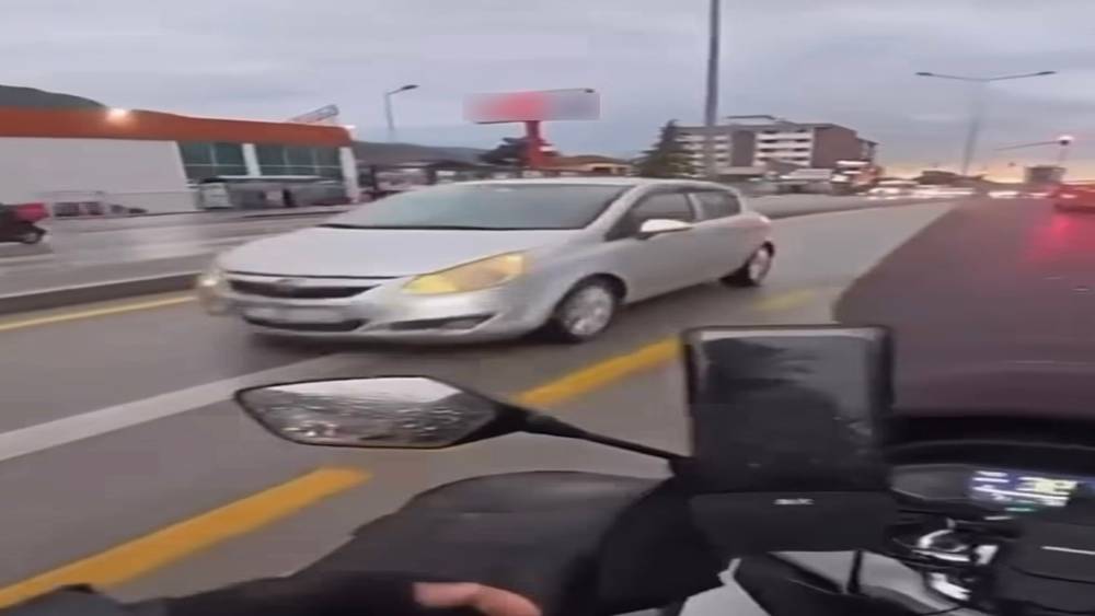 Ters y&ouml;nde ilerleyen s&uuml;r&uuml;c&uuml; trafiği birbirine kattı
