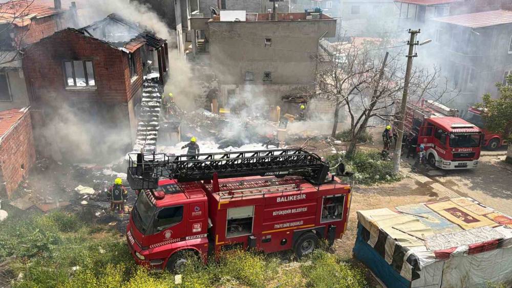 Edremit&rsquo;te korkutan &ccedil;&ouml;p ev yangını
