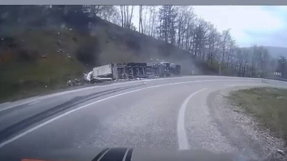 Virajı alamayan tır devrildi, s&uuml;r&uuml;c&uuml; yaralandı: Kaza anı kamerada
