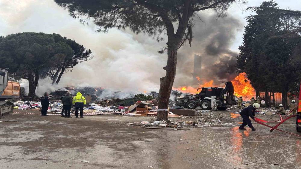 Kartal&rsquo;da &ccedil;&ouml;pl&uuml;k alanda korkutan yangın: G&ouml;ky&uuml;z&uuml; dumanlarla kaplandı
