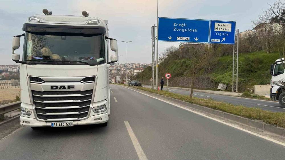 Tırın k&ouml;r noktasına giren otomobil ref&uuml;je &ccedil;ıktı
