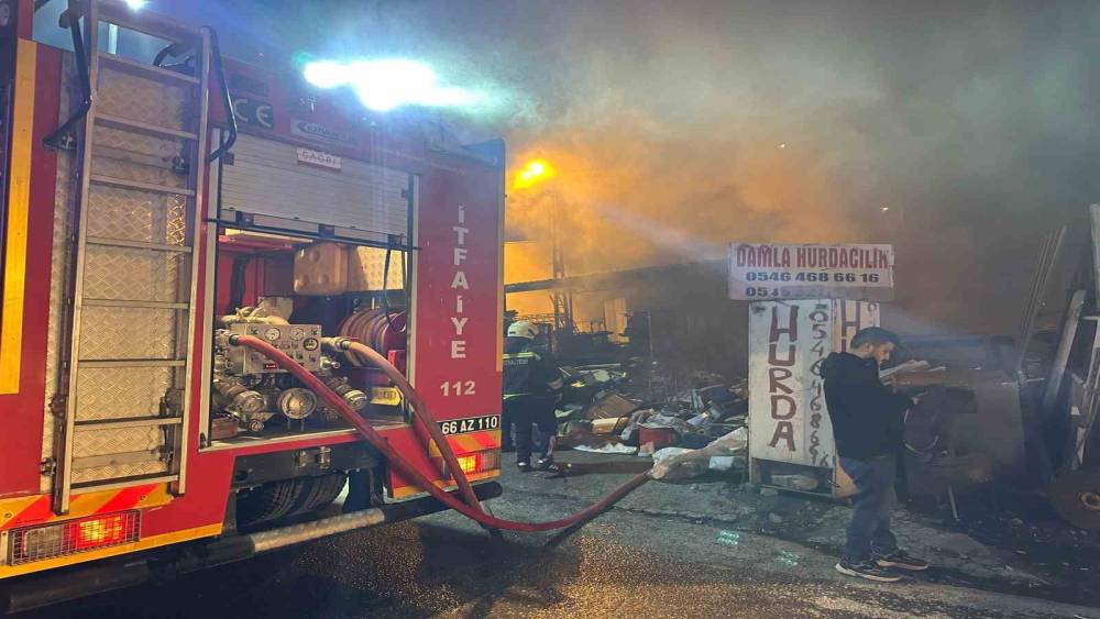 Yozgat&rsquo;ta hurdacıda &ccedil;ıkan yangın s&ouml;nd&uuml;r&uuml;ld&uuml;
