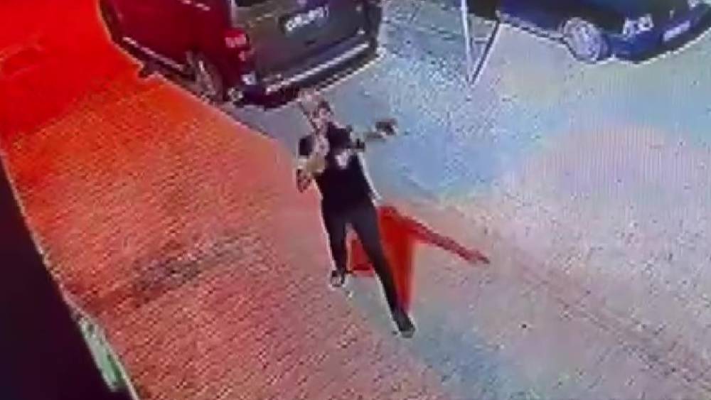 Silahı ateş almayınca panikledi, sonra yeniden ateş a&ccedil;tı... O anlar kamerada
