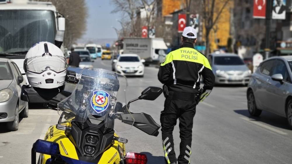 K&uuml;tahya&rsquo;da motosiklet s&uuml;r&uuml;c&uuml;lerine y&ouml;nelik trafik denetimi
