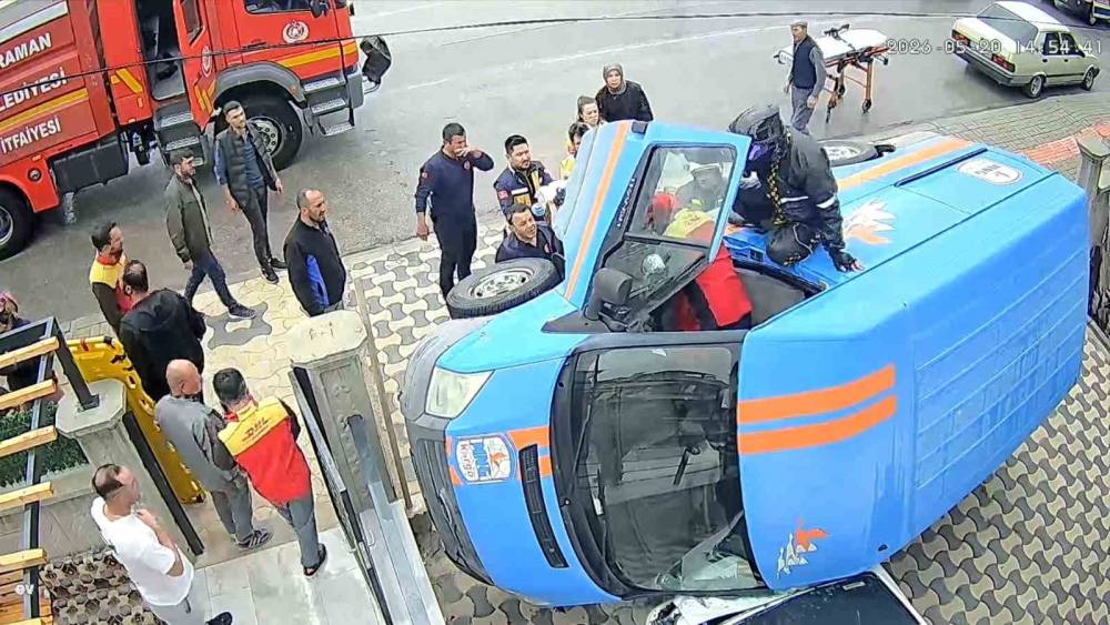 Kargo aracı otomobilin &uuml;zerine devrildi, yardıma motokurye koştu
