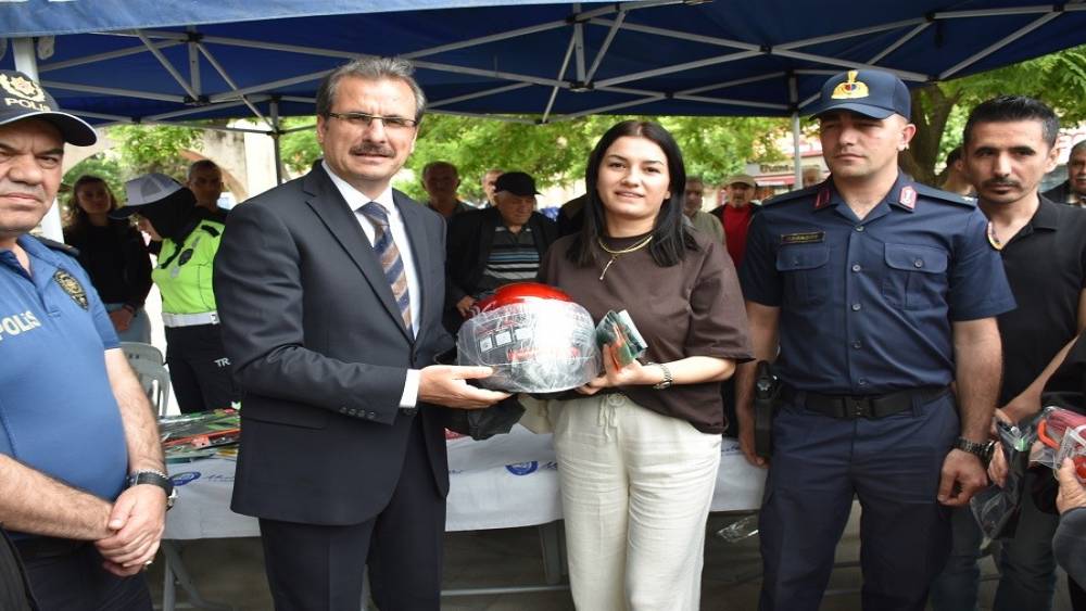 Salihli&rsquo;de motosiklet s&uuml;r&uuml;c&uuml;lerine kask dağıtıldı
