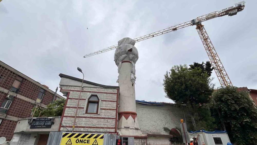 Fatih&rsquo;te 400 yıllık cami minaresinin kubbesi vin&ccedil; &ccedil;arpmasıyla yıkıldı
