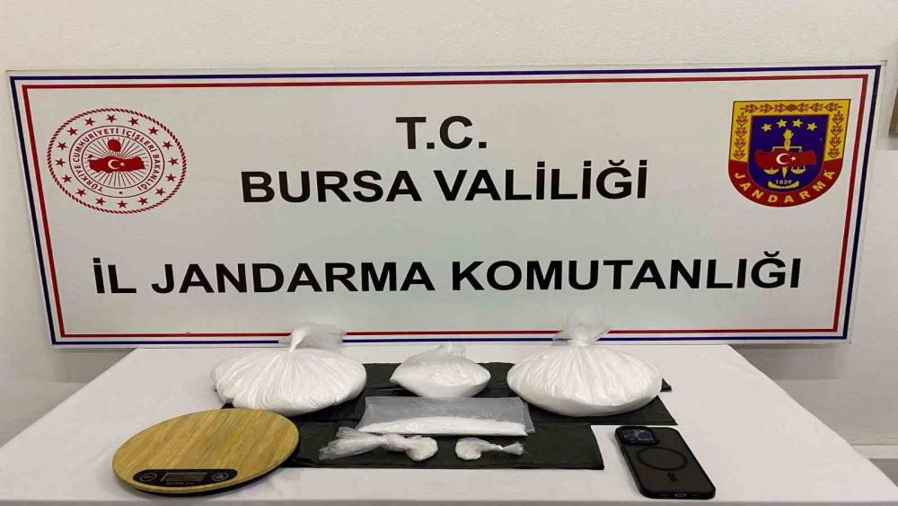 Bursa&rsquo;da jandarmadan uyuşturucu operasyonu: 2 kilo 355 gram metamfetamin ele ge&ccedil;irildi
