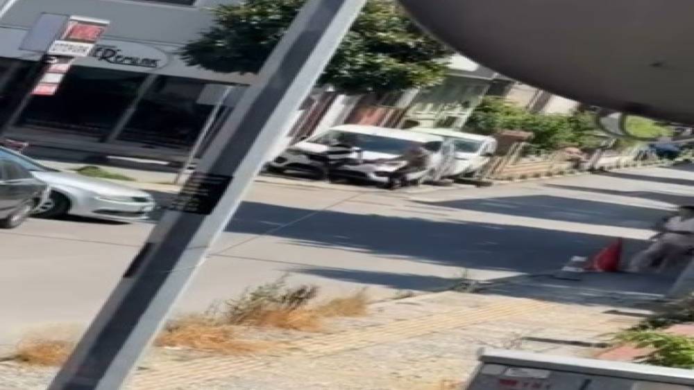 Eşini rahatsız ettiğini &ouml;ne s&uuml;rd&uuml;ğ&uuml; kişiyi bacağından vurdu
