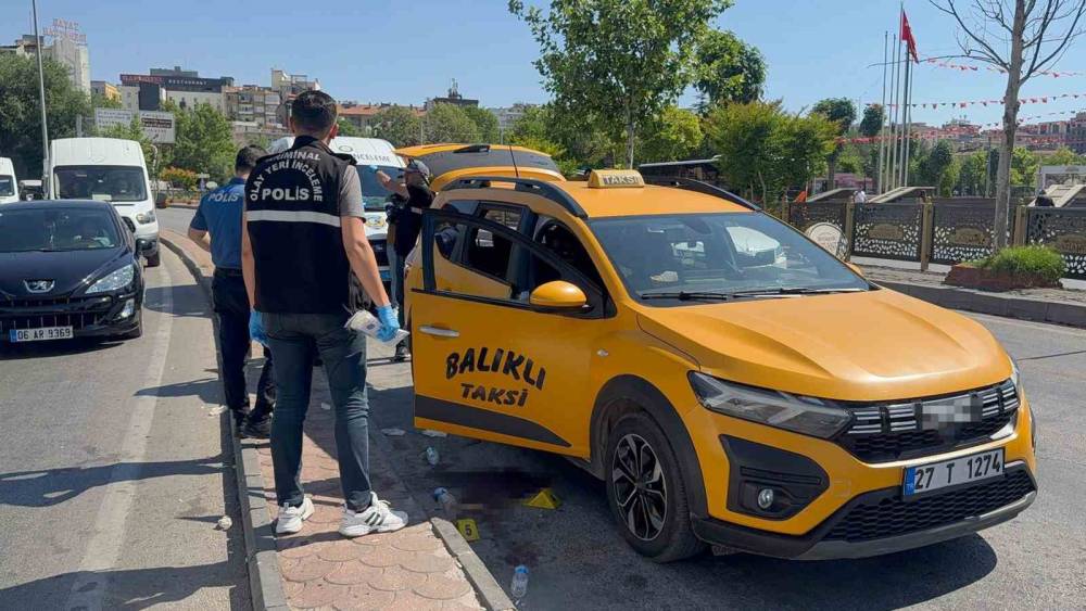 Gaziantep&rsquo;te taksi durağı &ouml;n&uuml;nde bı&ccedil;aklı kavga: 6 yaralı
