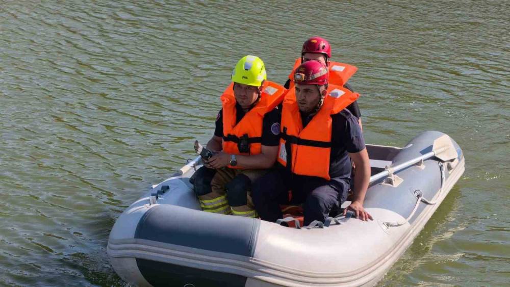 K&ouml;pr&uuml; altında ipe takılan g&uuml;vercini itfaiyeciler kurtardı
