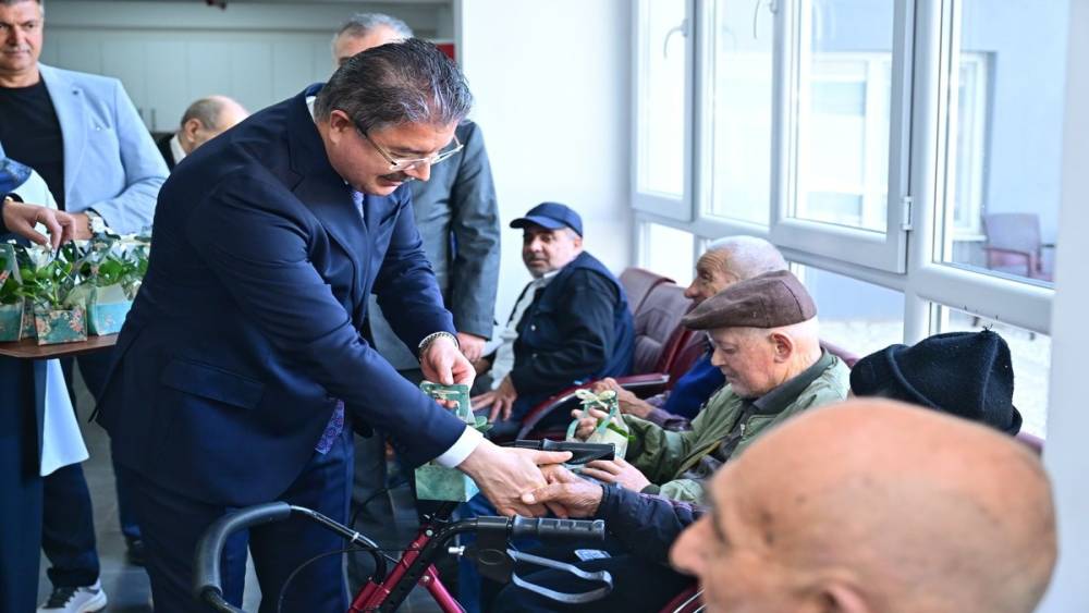 Vali Yılmaz, Yaşlı Bakım ve Rehabilitasyon Merkezi&rsquo;nde Babalar G&uuml;n&uuml; pastası kesti

