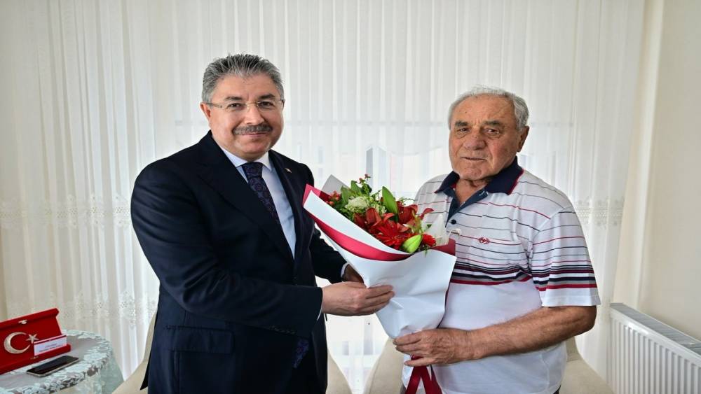 Vali Yılmaz, Babalar G&uuml;n&uuml;&rsquo;nde şehit ailesini ziyaret etti
