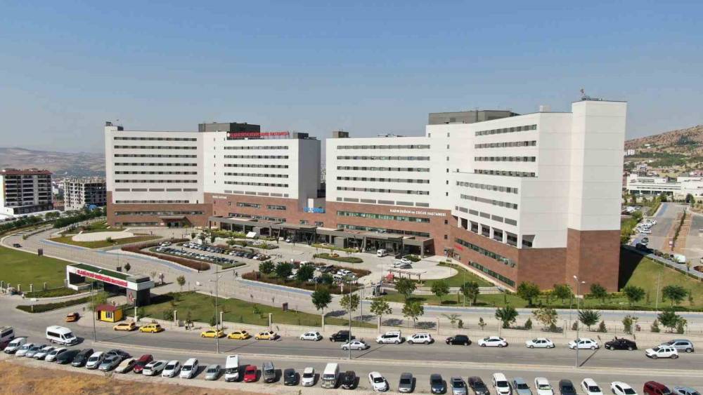 Elazığ&rsquo;da 3. kattan d&uuml;şen 4 yaşındaki &ccedil;ocuk ağır yaralandı
