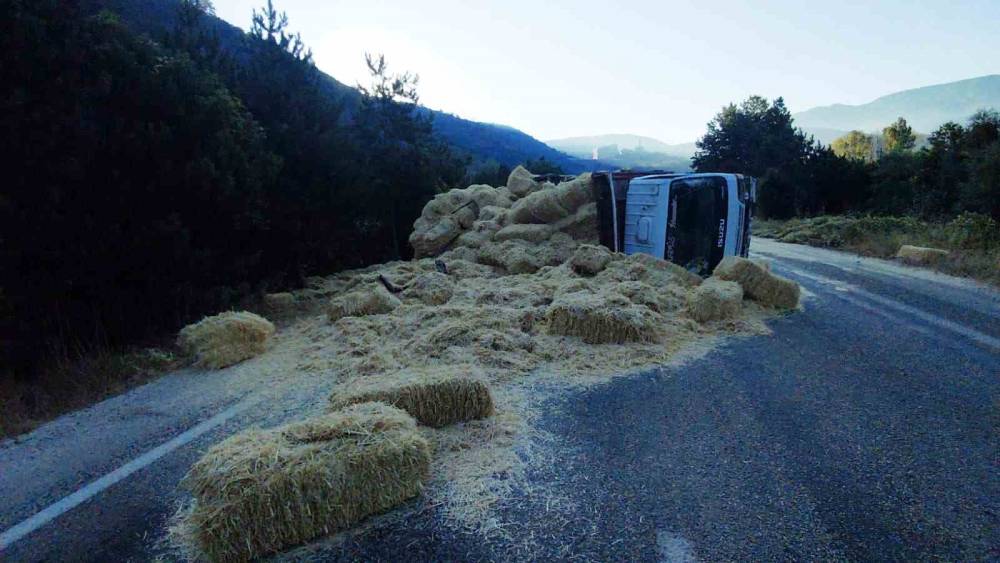 Bolu&rsquo;da iki kamyon kafa kafaya &ccedil;arpıştı: Samanlar yola sa&ccedil;ıldı, 2 yaralı
