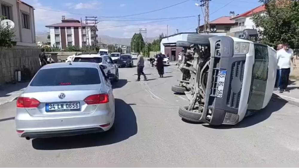 Y&uuml;ksekova&rsquo;da trafik kazası: 3 yaralı
