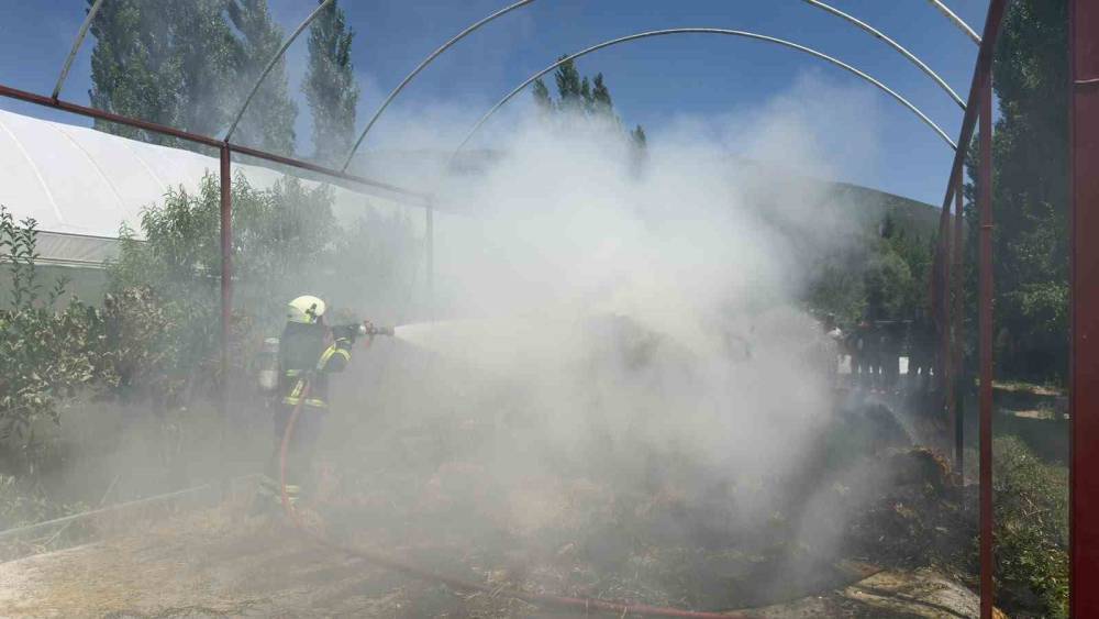 Burdur&rsquo;da ev bah&ccedil;esinde &ccedil;ıkan yangında 2 ton arpa k&uuml;l oldu
