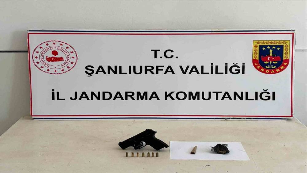 Ş&uuml;pheli şahısların &uuml;zerindn uyuşturucu ve silah &ccedil;ıktı
