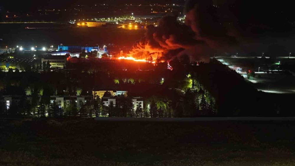 Eskişehir TEI&rsquo;deki yangını s&ouml;nd&uuml;rme &ccedil;alışmaları s&uuml;r&uuml;yor
