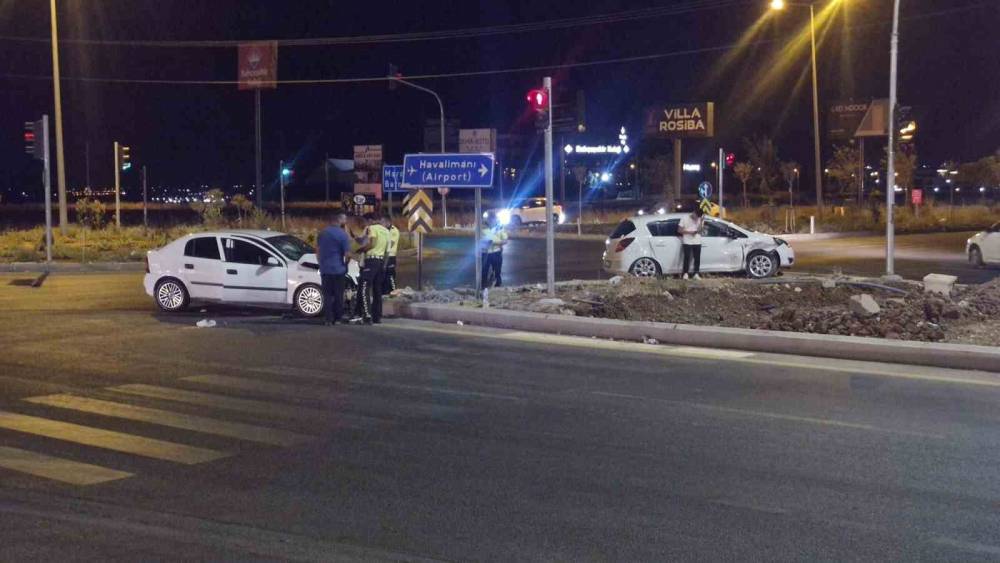 Diyarbakır&rsquo;da 2 otomobilin &ccedil;arpıştığı kazada 7 kişi yaralandı
