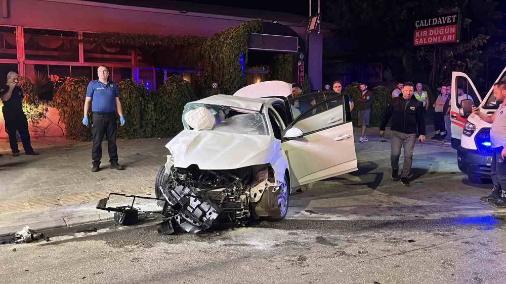 Bursa&rsquo;da otomobil ile jip &ccedil;arpıştı: 2 g&uuml;venlik g&ouml;revlisi hayatını kaybetti
