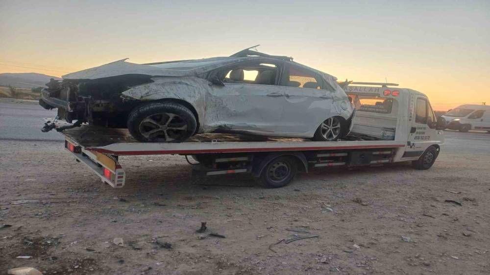 Ankara&rsquo;da kontrol&uuml;n&uuml; kaybeden otomobil yoldan &ccedil;ıktı: 1 &ouml;l&uuml;, 1 yaralı
