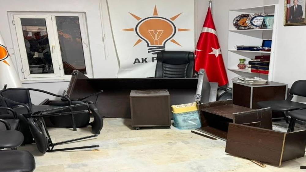 Emet&rsquo;te AK Parti İl&ccedil;e Başkanlığına saldıran zanlıya ev hapsi

