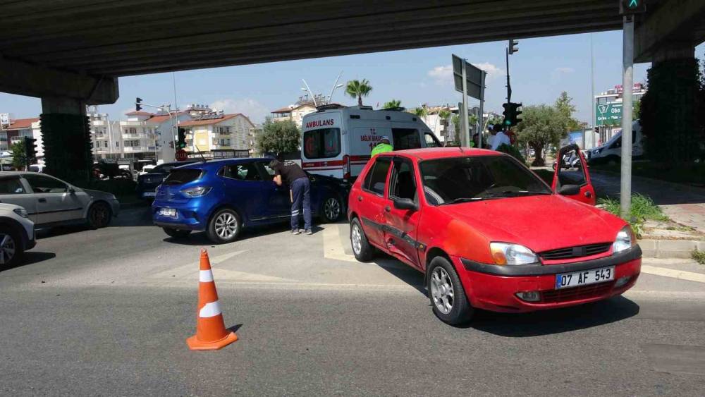 Antalya&rsquo;da iki otomobil &ccedil;arpıştı: 1 yaralı
