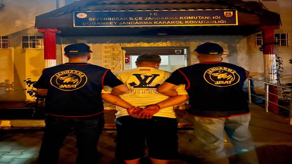 İzmir&rsquo;de 15 yıl hapis cezası bulunan firari operasyonla yakalandı
