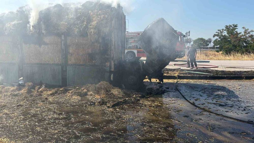 Kamyondaki balyalar alev aldı, yola devam edip aracını b&ouml;yle kurtarmaya &ccedil;alıştı
