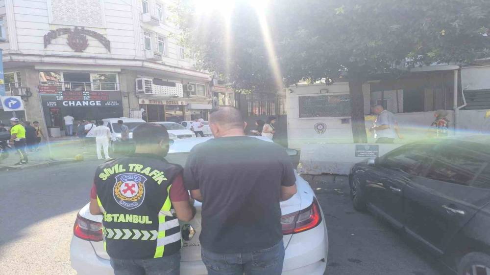 Fatih&rsquo;te trafikte makas atan s&uuml;r&uuml;c&uuml;ye 96 bin TL ceza
