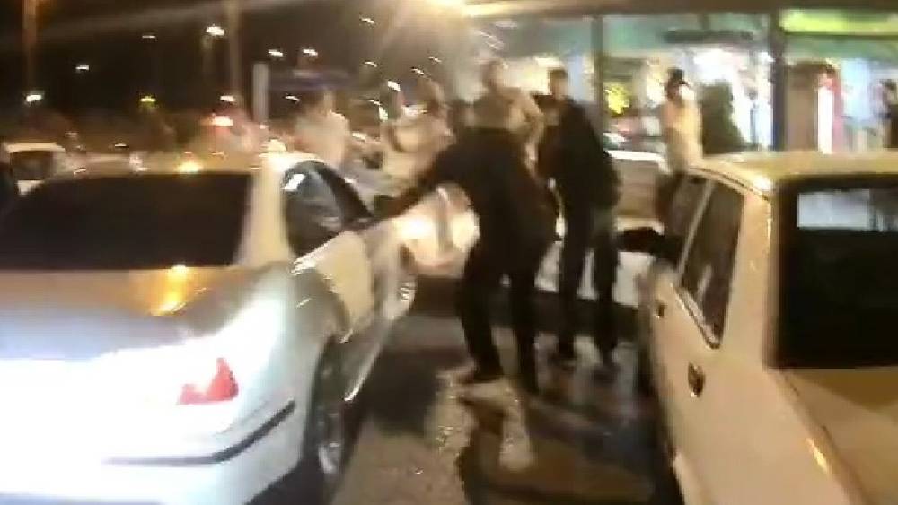 Karab&uuml;k&rsquo;te "yan bakma" tartışması yumruklu kavgaya d&ouml;n&uuml;şt&uuml;
