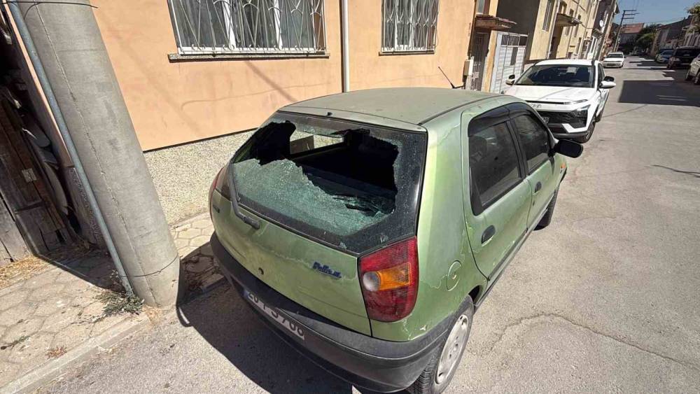 Elektrik direğinden d&uuml;şen izolat&ouml;r par&ccedil;ası park halindeki aracının camını kırdı
