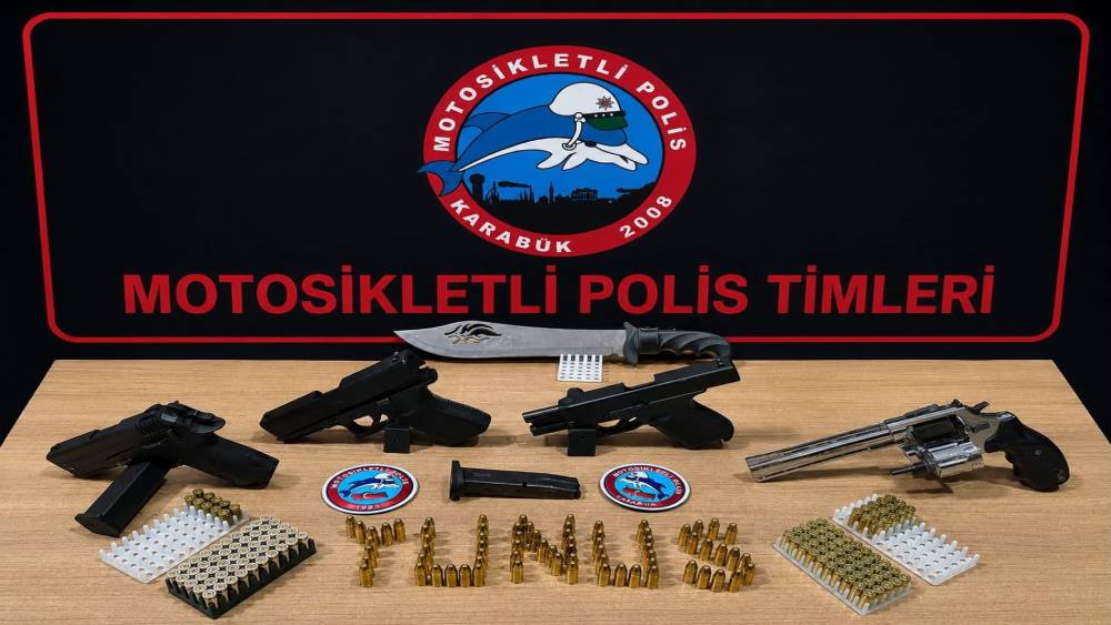 Polisin ş&uuml;phe &uuml;zerine durdurduğu ara&ccedil;tan silah &ccedil;ıktı
