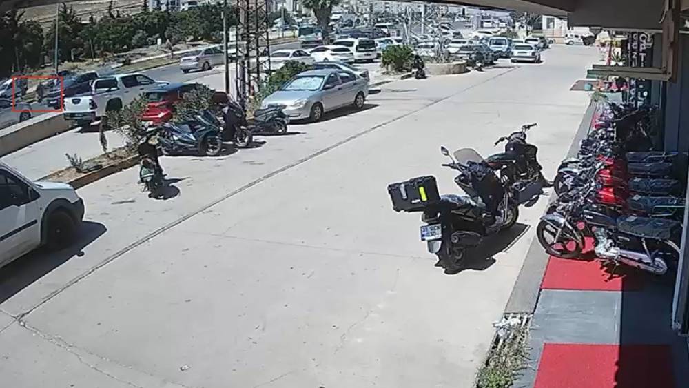 Otomobilin &ccedil;arptığı kadın metrelerce havaya u&ccedil;arak can verdi

