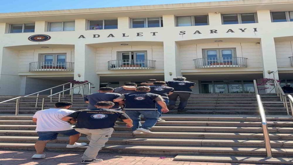 Bodrum ve Marmaris&rsquo;te g&ouml;&ccedil;men ka&ccedil;ak&ccedil;ılığı operasyonu: 5 tutuklama
