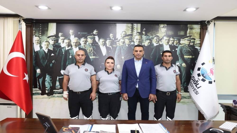 &Ccedil;iğli&rsquo;de silahlı saldırganı yakalayan g&uuml;venlik ekibine &ouml;d&uuml;l
